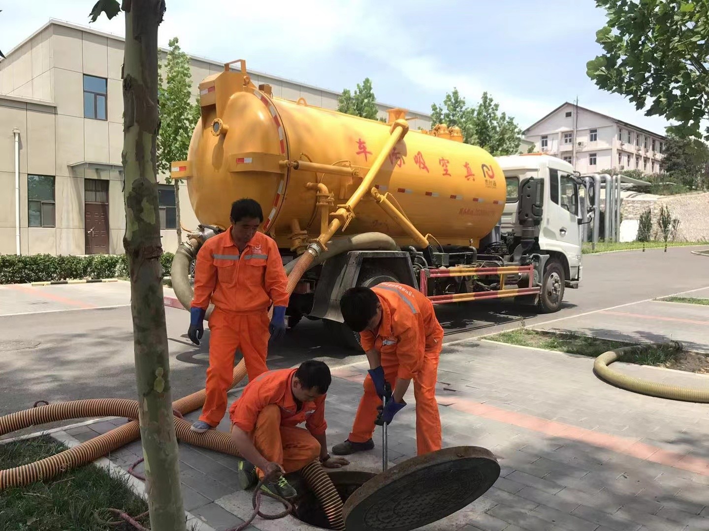 新晃管道疏通车停在窨井附近