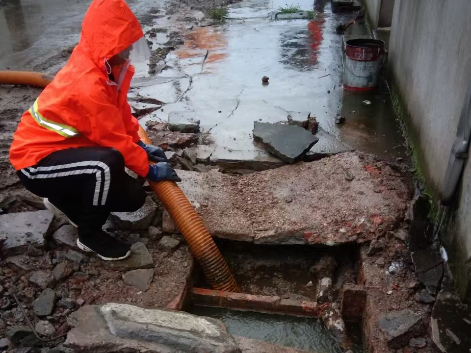 新晃专业清理污水池 炜誉市政以规范流程守护城市 “肠道”