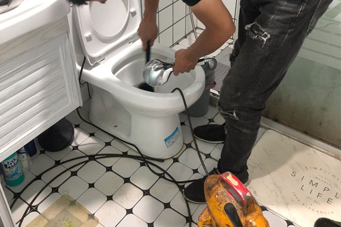 新晃马桶堵塞自己疏通还是找师傅？专业上门服务让你省时更省心