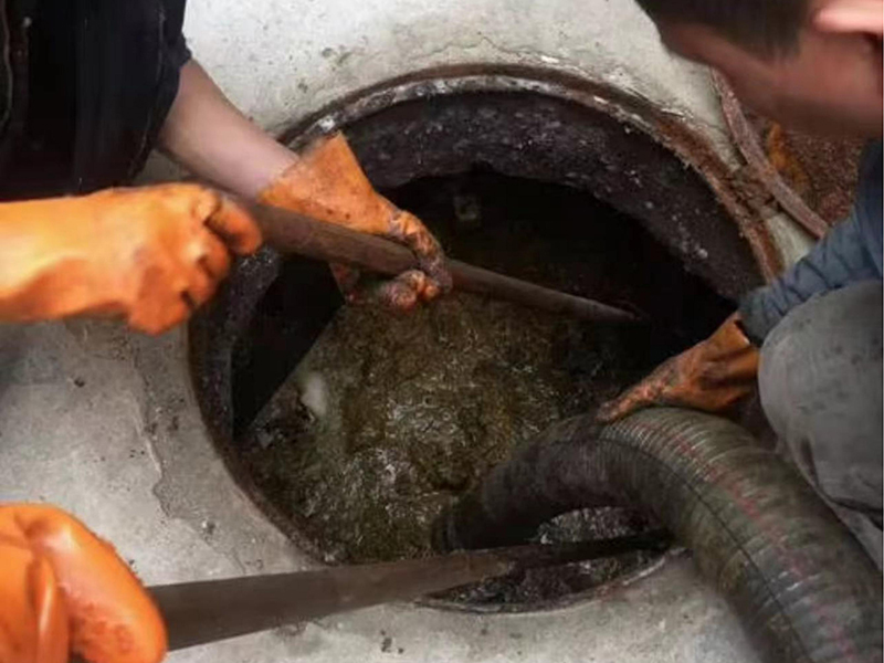 新晃清理化粪池时如何避免沼气的危害？